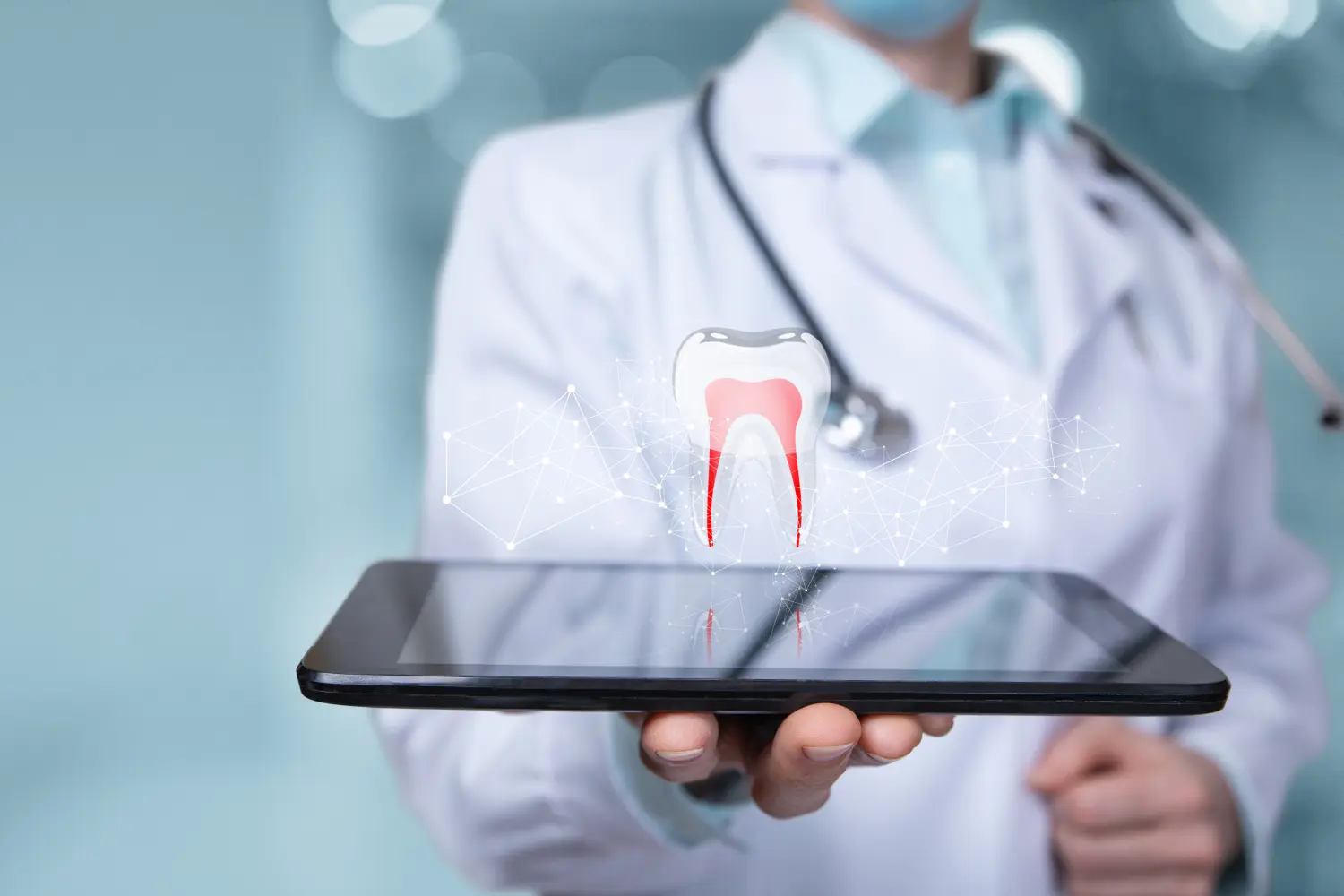 Zahnarzt zeigt Zahn auf einem Tablet-Bildschirm