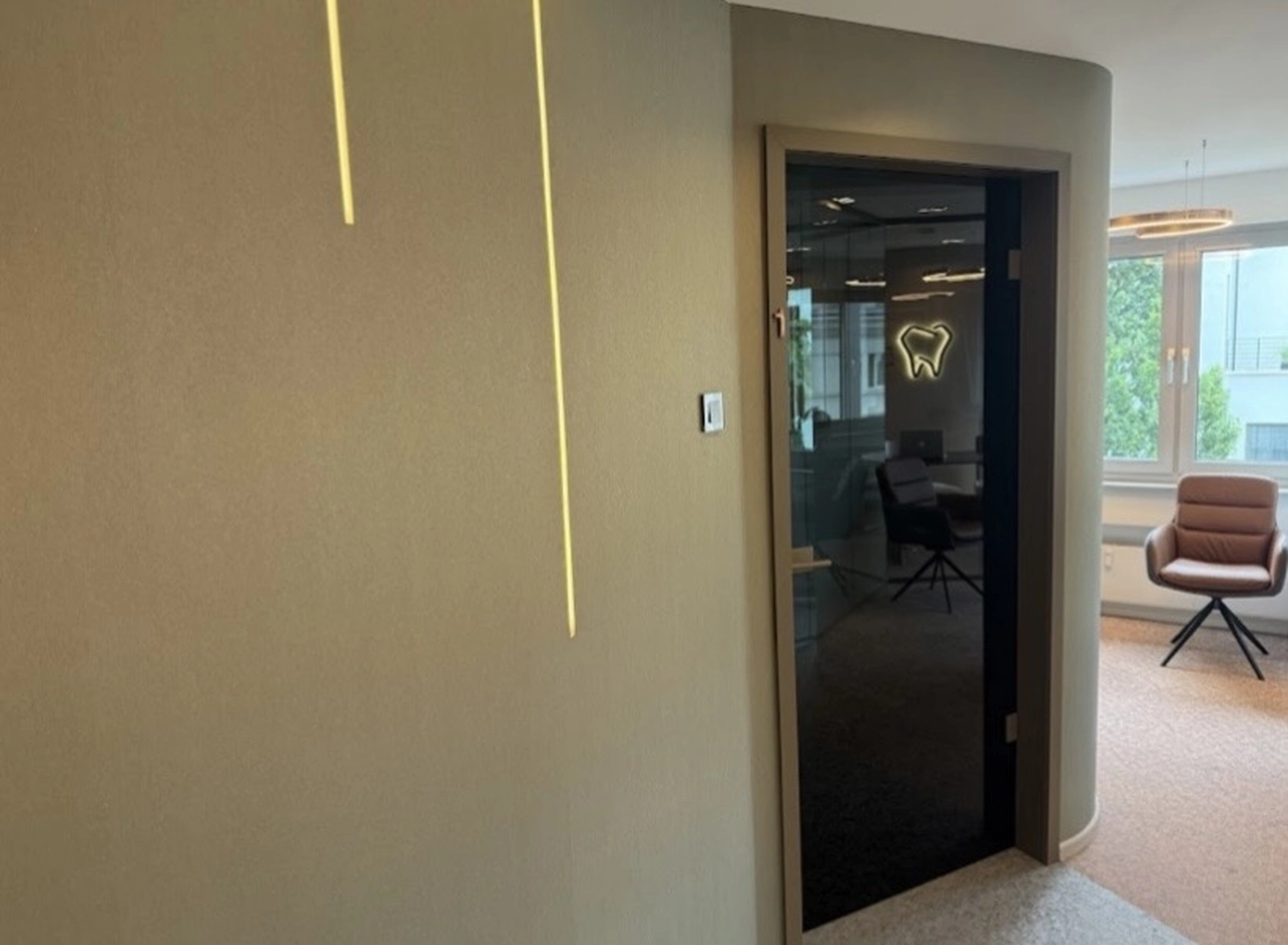 Frauen zeigen ihre Zähne von der Zahnarztpraxis Dr. Pourmaafi