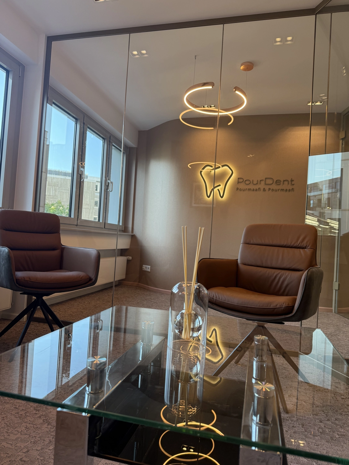 Frauen zeigen ihre Zähne von der Zahnarztpraxis Dr. Pourmaafi