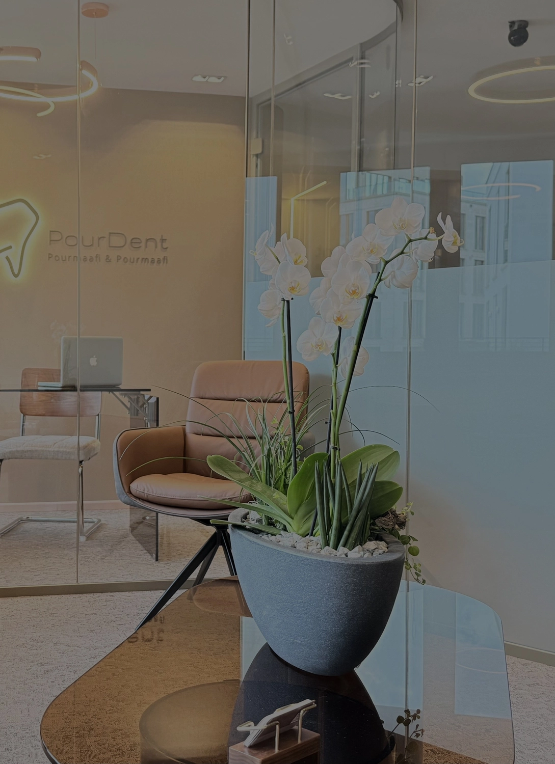 breites Lächeln von Zahnarztpraxis Dr. Pourmaafi